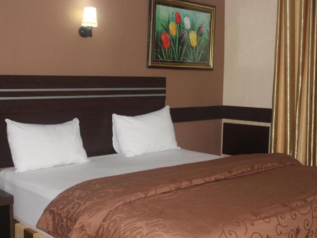 Hotel Menara Lexus Medan Exteriör bild