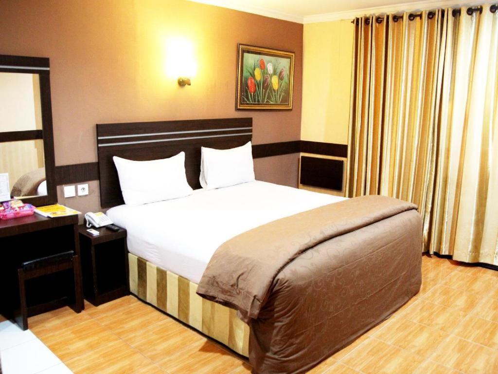 Hotel Menara Lexus Medan Exteriör bild